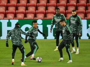 Real Madrid's Brazilian defender Eder Militao (2nd L) and Real Madrid's Belgian midfielder Eden Hazard (R) attend a team training session at Anfield Stadium in Liverpool, north-west England on February 20, 2023, on the eve of the UEFA Champions League round of 16 first leg football match against Liverpool. (Photo by Lindsey Parnaby / AFP)