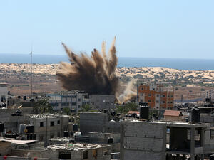 دخان يتصاعد بعد غارة جوية إسرائيلية على مدينة غزة