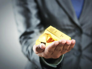 Gold prices inch up