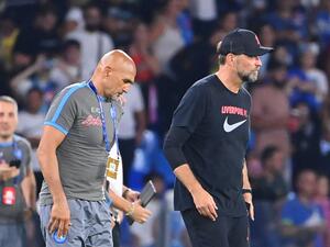 Liverpool's German manager Jurgen Klopp (R) and Napoli's Italian coach Luciano Spalletti react after Napoli won the UEFA Champions League Group A first leg football match between SSC Napoli and Liverpool FC at the Diego Armando Maradona Stadium in Naples on September 7, 2022. (Photo by Alberto PIZZOLI / AFP)