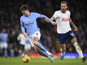 Tottenham Hotspur's English striker Harry Kane (R) vies with Manchester City's English defender John Stones during the English Premier League football match between Manchester City and Tottenham Hotspur at the Etihad Stadium in Manchester, north west England, on January 19, 2023. (Photo by Oli SCARFF / AFP)