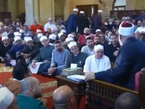 وثمن بعض المغردين تصرف الدكتور علي جمعة واعتبروه انتقادا مغلفا بالنكات ولم يشأ ان يجرح مشاعر المغادرين 
