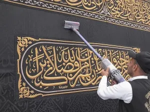 صيانة كسوة الكعبة لاستقبال شهر رمضان