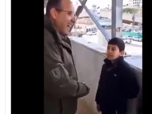  الطفل الفلسطيني كريم إياد أبو حاتوه يرفض مصافحة ضابط اسرائيلي