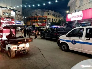 قوات امنية فلسطينية تنتشر بعد اطلاق النار على المقاطعة - الصورة عن موقع رام الله الاخباري