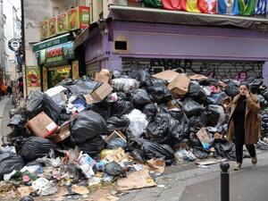 قمامة تملأ شوارع عاصمة الأنوار والعطور