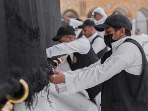 تم تفقد ثوب الكعبة وعمل صيانة دورية لها من خلال فريق عمل سعودي مختص