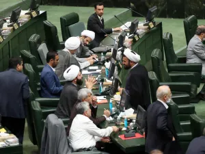  أعضاء البرلمان الإيراني خلال اجتماع في العاصمة طهران