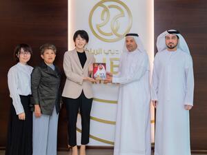 أسطورة السباحة ري كانيتو تجهز سباحي اليابان في مجمع حمدان بدبي