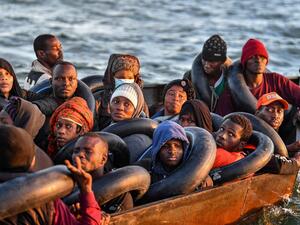 مهاجرون من إفريقيا في قارب بدائي في رحلة هجرة غير شرعيه