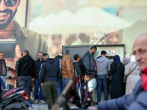 طابور لسحب النقود من الصراف الآلي خارج أحد البنوك في العاصمة اللبنانية