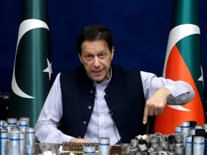 عمران خان يعرض عبوات الغاز المسيل للدموع المستهلكة التي أطلقت على منزله