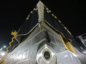  الحجر الأسود في الركن الشرقي من الكعبة المشرفه