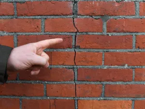 أضرار لحقت بمنزل اثر وقوع زلزال (أرشيف)