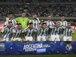 Players of Argentina pose for pictures before the start of the friendly football match between Argentina and Panama at the Monumental stadium in Buenos Aires, on March 23, 2023. (Photo by JUAN MABROMATA / AFP)