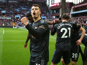 Arsenal's Brazilian midfielder Gabriel Martinelli (L) celebrates after a shot from Arsenal's Italian midfielder Jorginho ends up in the net, rebounding off Aston Villa's Argentinian goalkeeper Emiliano Martinez for an own-goal during the English Premier League football match between Aston Villa and Arsenal at Villa Park in Birmingham, central England on February 18, 2023. Arsenal won the game 4-2. (Photo by GEOFF CADDICK / AFP)