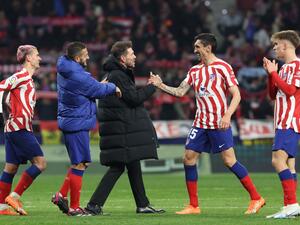 Atletico Madrid's Argentinian coach Diego Simeone celebrates victory with Atletico Madrid's Montenegrin defender Stefan Savic (C,R) and his players at the end of the Spanish League football match between Club Atletico de Madrid and Sevilla FC at the Wanda Metropolitano stadium in Madrid, on March 4, 2023. (Photo by Thomas COEX / AFP)
