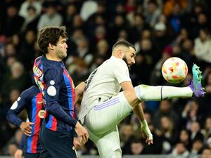 Barcelona's Spanish defender Marcos Alonso (L) fights for the ball with Real Madrid's French forward Karim Benzema during the Copa del Rey (King's Cup) semi final first leg football match between Real Madrid CF and FC Barcelona at the Santiago Bernabeu stadium in Madrid on March 2, 2023. (Photo by JAVIER SORIANO / AFP)