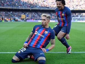 Barcelona's Brazilian forward Raphinha (L) celebrates scoring his team's first goal with Barcelona's French defender Jules Kounde (R) during the Spanish League football match between FC Barcelona and Valencia CF at the Camp Nou stadium in Barcelona on March 5, 2023. (Photo by Josep LAGO / AFP)