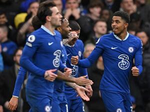 Chelsea's French defender Wesley Fofana (R) celebrates with teammates after scoring the opening goal of the English Premier League football match between Chelsea and Leeds United at Stamford Bridge in London on March 4, 2023. (Photo by JUSTIN TALLIS / AFP)