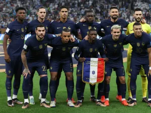 France's players pose for a team photograph ahead of the Qatar 2022 World Cup final football match between Argentina and France at Lusail Stadium in Lusail, north of Doha on December 18, 2022. (Photo by ADRIAN DENNIS / AFP)