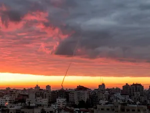  إطلاق صاروخ من قطاع غزة (أ ف ب)