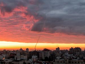  إطلاق صاروخ من قطاع غزة (أ ف ب)