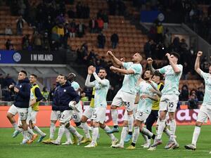 Inter players acknowledge the public at the end of the Italian Serie A football match between Inter and Lecce on March 5, 2023 at the San Siro (Giuseppe-Meazza) stadium in Milan. (Photo by Isabella BONOTTO / AFP)