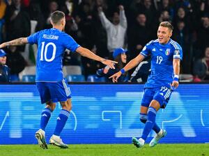 Italy's forward Mateo Retegui (R) celebrates after scoring his side's first goal during the UEFA Euro 2024 Group C qualification match between Italy and England, on March 23, 2023 at the Diego-Maradona stadium in Naples. (Photo by Alberto PIZZOLI / AFP)