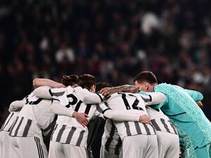 Juentus players unite prior to the UEFA Europa League round of 16 first leg football match between Juventus and SC Freiburg on March 9, 2023 at the Juventus stadium in Turin. (Photo by Marco BERTORELLO / AFP)