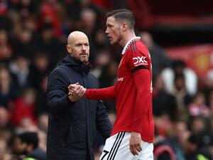Manchester United's Dutch manager Erik ten Hag (L) gestures to Manchester United's Dutch striker Wout Weghorst (R) as he is substituted off during the English Premier League football match between Manchester United and Southampton at Old Trafford in Manchester, north-west England, on March 12, 2023. (Photo by Darren Staples / AFP)