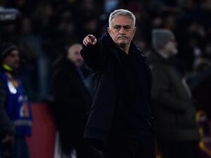 AS Roma's Portuguese coach Jose Mourinho gives instructions during the Italian Serie A football match between AS Roma and Juventus on March 5, 2023 at the Olympic stadium in Rome. (Photo by Filippo MONTEFORTE / AFP)