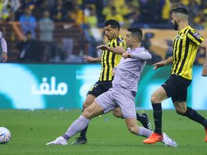 Nassr's Portuguese forward Cristiano Ronaldo (C-R) is marked by Ittihad's Egyptian midfielder Tarek Hamed (C-L) during the Saudi Super Cup semi-final football match between Al-Ittihad and Al-Nassr at the King Fahd Stadium in Riyadh on January 26, 2023. (Photo by Fayez NURELDINE / AFP)