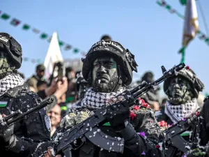 مقاتلون من كتاب عز الدين القسام في قطاع غزة (أ ف ب)