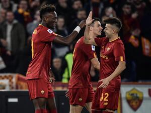 AS Roma's British forward Tammy Abraham (L) celebrates with AS Roma's Italian forward Stephan El Shaarawy after scoring during the Italian Serie A football match between AS Roma and Empoli on February 4, 2023 at the Olympic stadium in Rome. (Photo by Filippo MONTEFORTE / AFP)