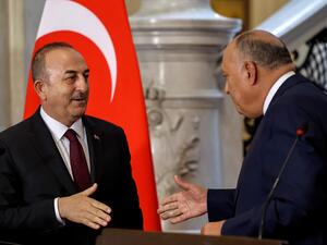 وزير الخارجية المصري، ونظيره التركي مولود تشاووش أوغلو في القاهرة (أ ف ب)