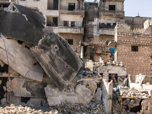 قتيلان و10 اشخاص اصيبو جراء سقوط جدران متصدعة على المارة في ادلب