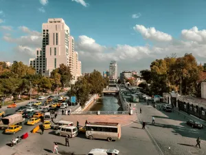 شارع شكري القوتلي وسط دمشق بجوار نهر بردى