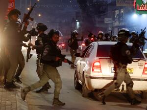 جنود من قوات الإحتلال في بلدة حوارة جنوب نابلس