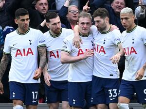 Tottenham Hotspur's English midfielder Oliver Skipp (C) celebrates with teammates after scoring the opening goal of the English Premier League football match between Tottenham Hotspur and Chelsea at Tottenham Hotspur Stadium in London, on February 26, 2023. (Photo by JUSTIN TALLIS / AFP)