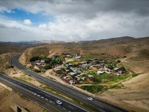 يعارض وزير الأمن إيتمار بن غفير ووزير المالية بتسلئيل سموتريتش نية الحكومة المعلنة للتراجع عن وعدها بإخلاء الخان الأحمر