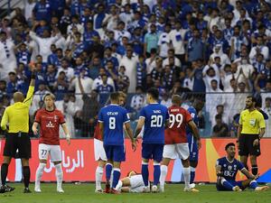 طرد سالم الدوسري يعقد من مهمة الهلال (المصدر: أ ف ب)