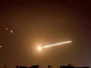 الدفاعات الجوية تتصدي لأهداف معادية في سماء حمص    