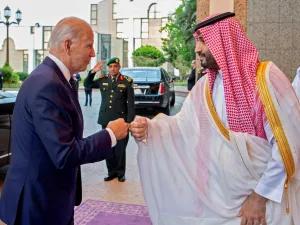 مصافحة بقبضة اليد بين جو بايدن وبن سلمان