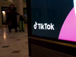 اعلان لتطبيق تيك توك في احدى المطارات