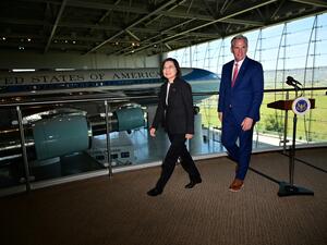 Defiant Taiwan president holds talks in US