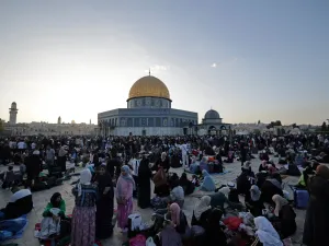 باحات المسجد الأقصى تعج بالمصلين