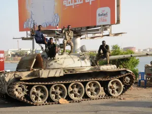جنود من الجيش السوداني موالون للبرهان يجلسون فوق دبابة