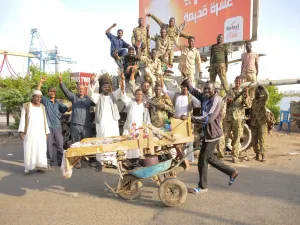 يهتفون لجنود الجيش السوداني الموالي لقائد الجيش عبد الفتاح البرهان