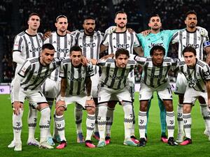 Juventus' players pose befire the Italian Cup semi-final first leg football match between Juventus and Inter Milan on April 4 2023 at the "Allianz Stadium" in Turin. (Photo by Marco BERTORELLO / AFP)